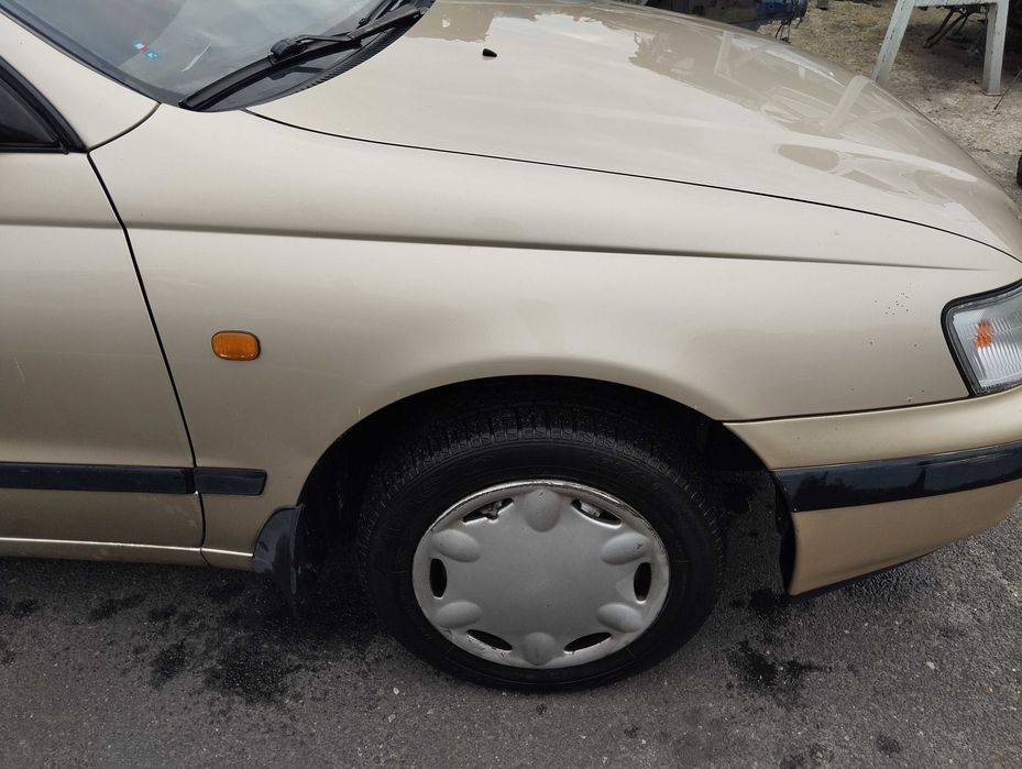Toyota Carina E 1.6i 4D 1992 r.Błotnik przedni prawy.
