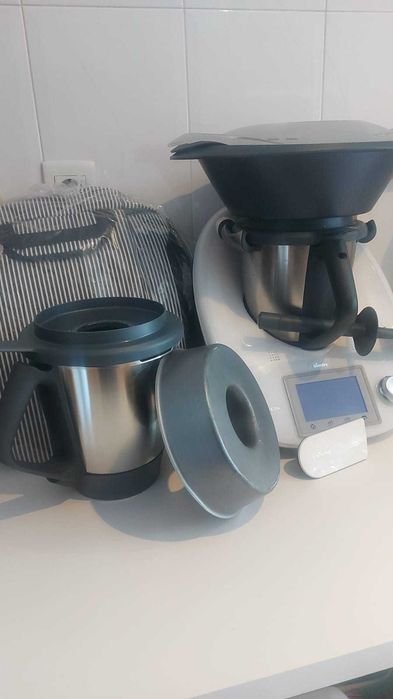 Bimby tm5 em muito bom estado,mais 2.° copo,forma de bolo,arroz,pudim