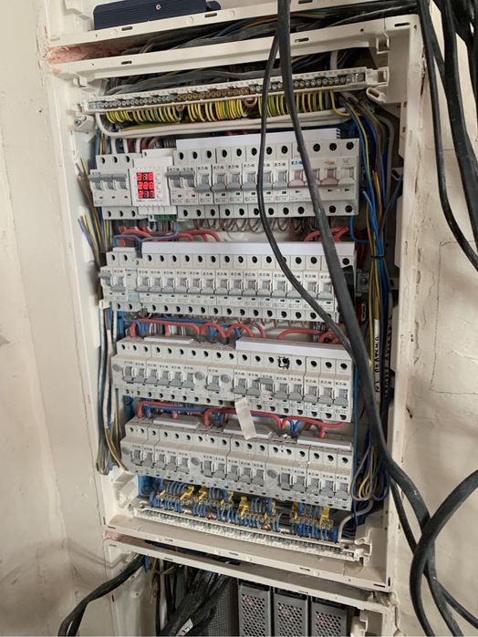 Електрик Гатне заміна проводки виклик аварійного майстра