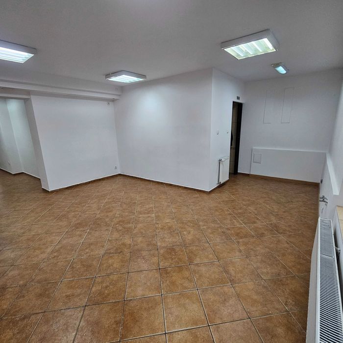 Posiadam do wynajęcia lokal użytkowy w centrum Bytowa , na Parterze  w ciągu handlowym