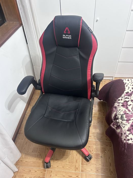 Vendo ou troc Secretaria mais cadeira gaming