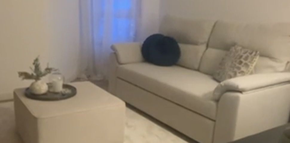 Sofá cama em cor cinza claro
