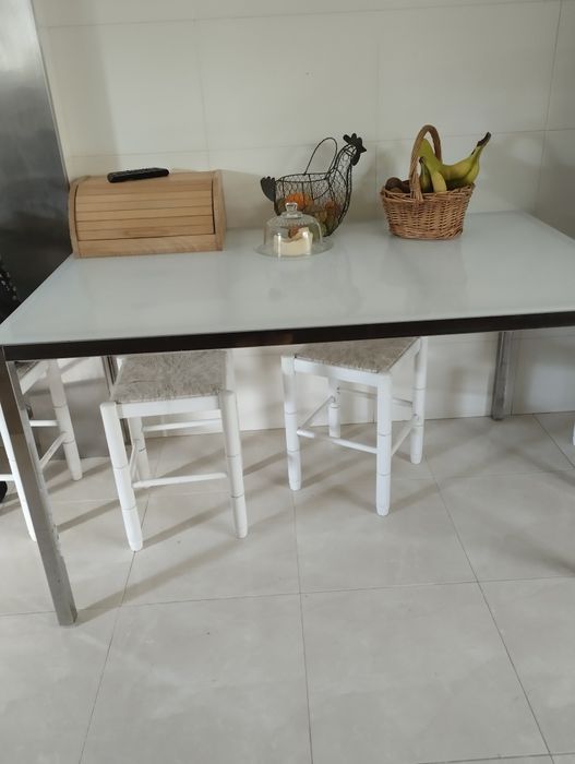Mesa de cozinha com bancos