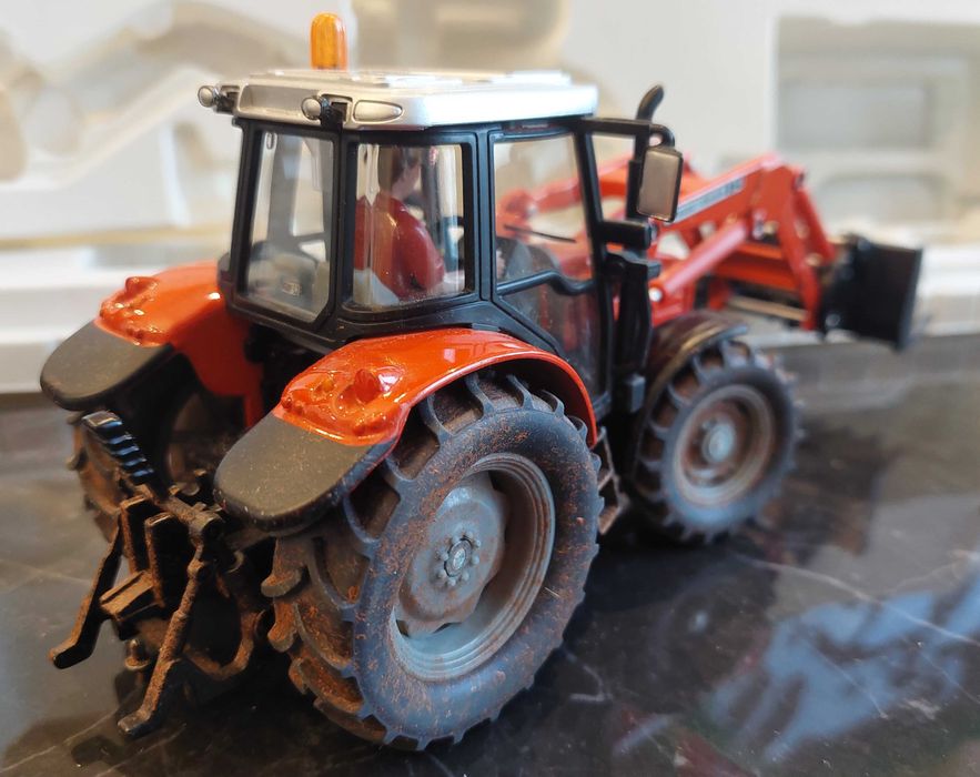Siku 3051 Traktor Massey Ferguson MF 5455 z przyczepą i krowami 1