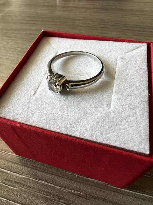 Pierścionek srebrny z cyrkonią r. 13