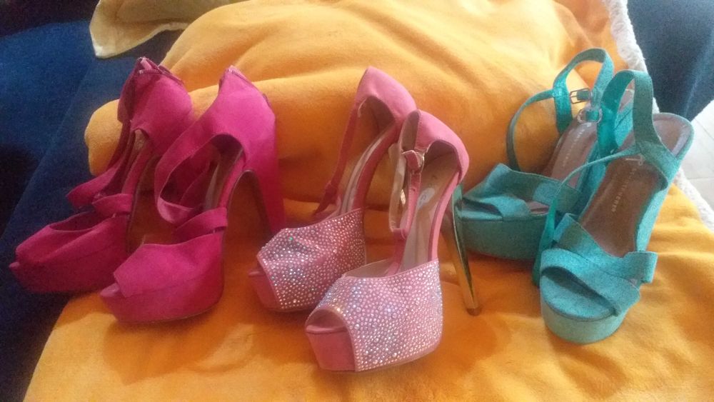 3 pares de sandálias em bom estado