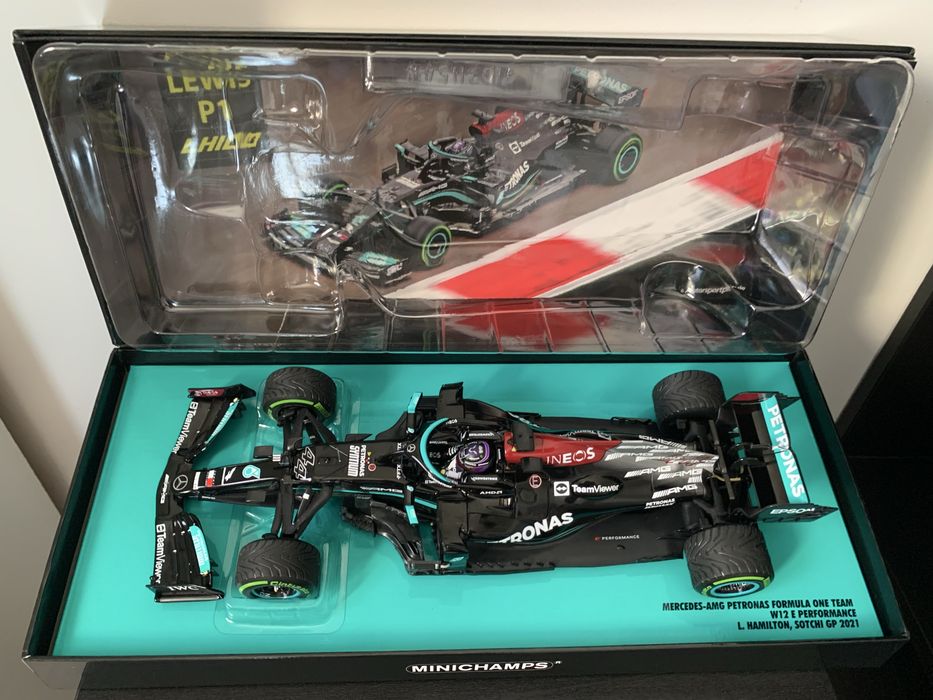 F1 minichamps 1:18 Mercedes - AMG W12 Lewis Hamilton