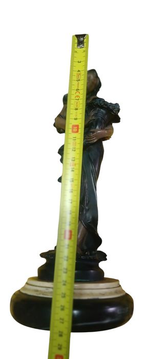 Estátua de bronze jovem ou deusa