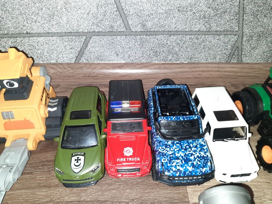 Іграшкові машинки металеві та пластмасові