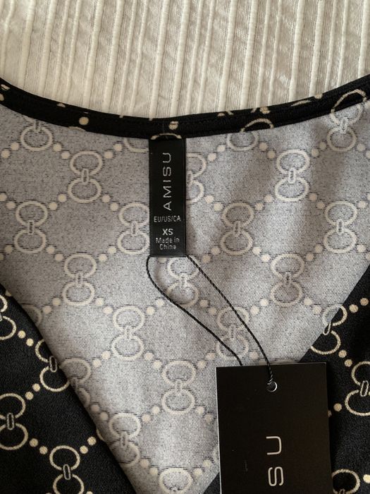 Camisa preta e dourada da New Yorker
