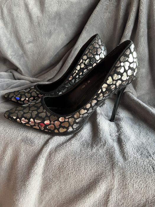 Szpilki w serca czarne