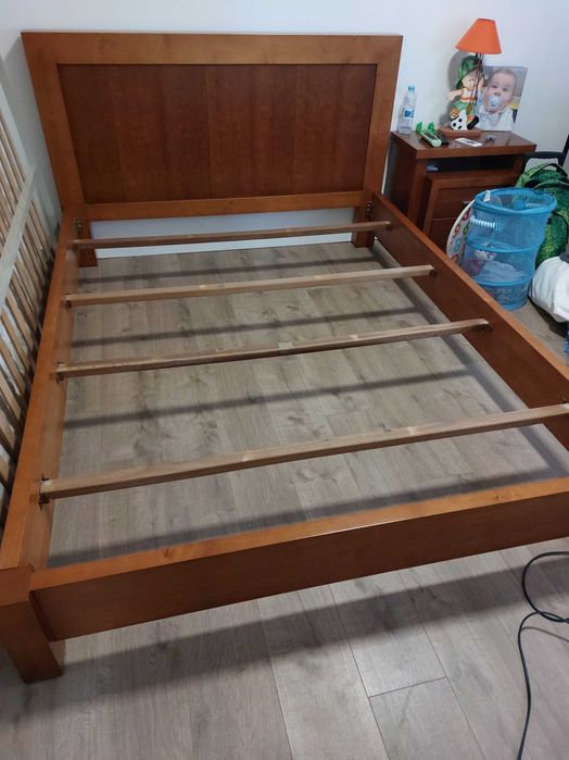 Mobilia de Quarto - Cama Casal, Comoda e Mesas de Cabeceira