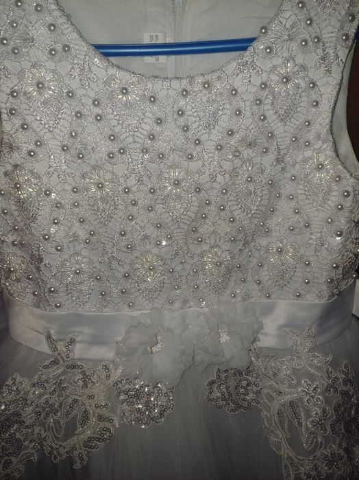 Плаття біле для дівчинки.