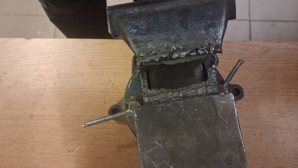 Imadło żeliwne uszkodzone