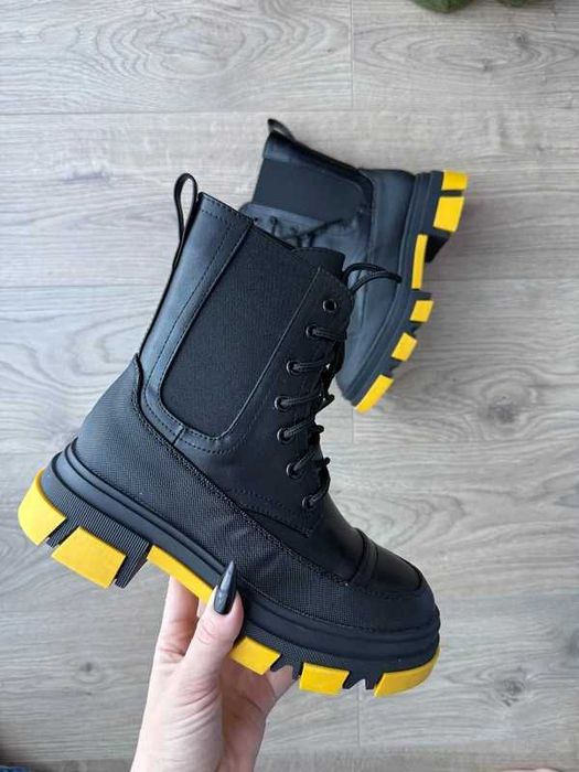 Czarne trapery, workery na żółtej podeszwie - 36