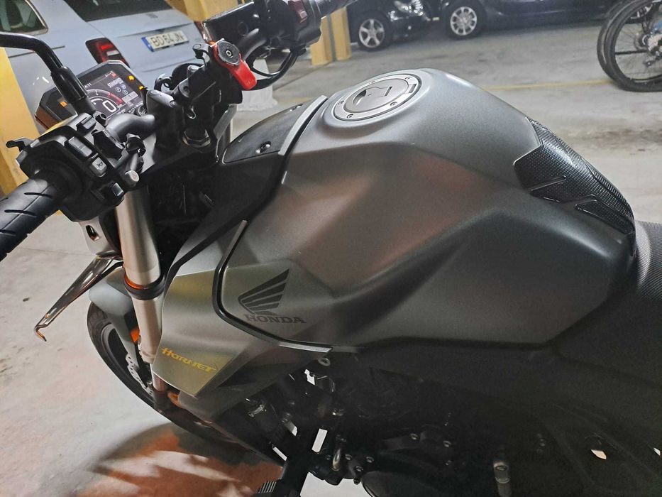 CB750 Hornet 2024 cinzenta metalizada, 92hp, quick shifter up/down, garantia até junho 2029.