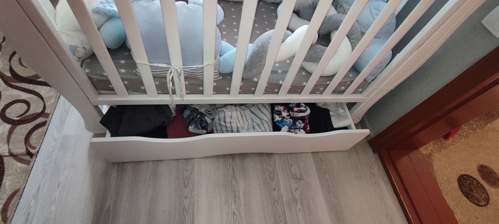 Дитяче ліжко  з матрасиком і подушками .

Термі