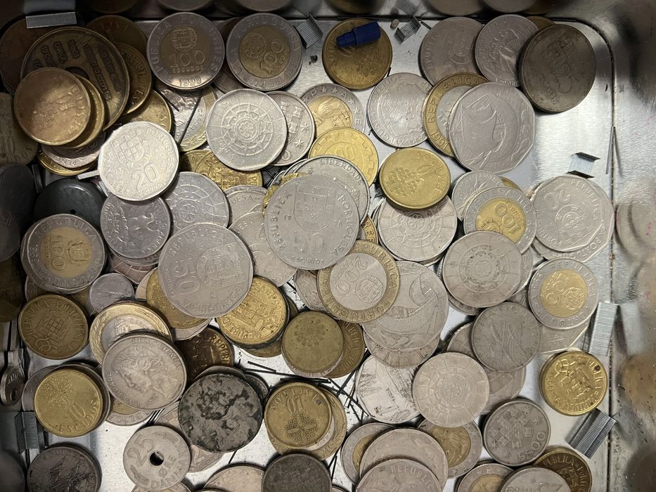 Caixa com varias moedas antigas