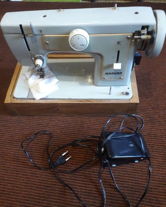 швейная настольная электрическая машинка б.у