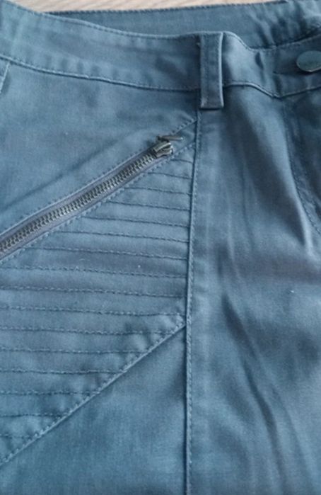 Wygodne spodnie, ozdobne naszywki