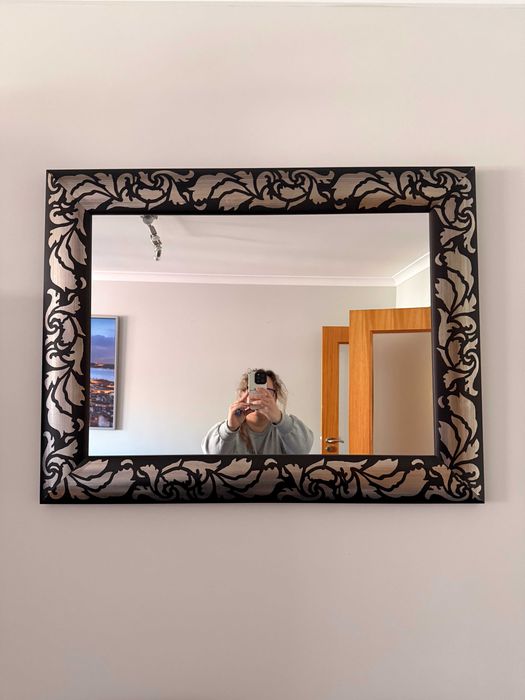 Espelho de parede elegante com moldura em tecido