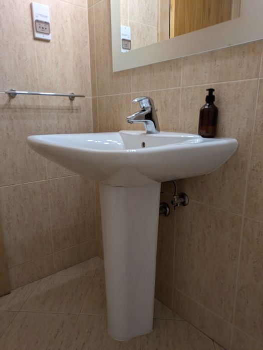 Lavatório casa de banho/WC com espelho e acessórios