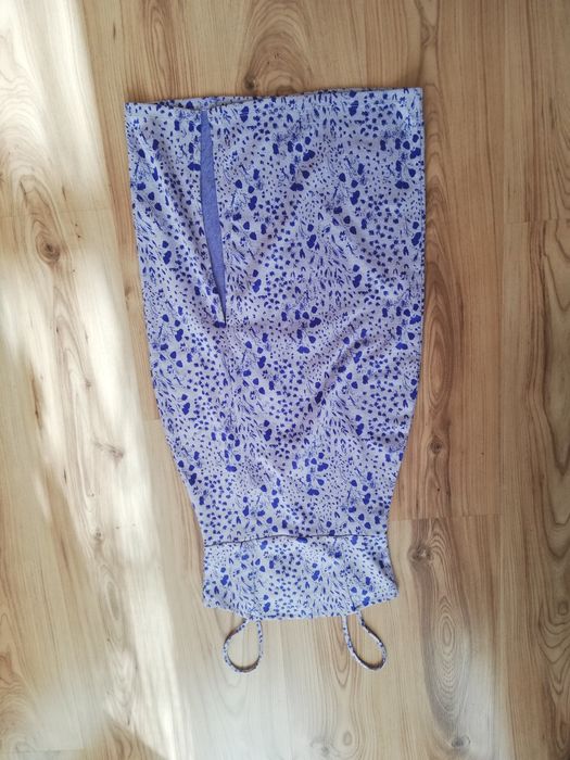 Sukienka na ramiączkach z rozcięciem