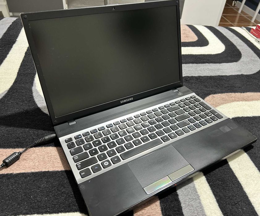 Samsung NP300V5A / i3 / 4GB DDR / 250 GB HDD + zasilacz