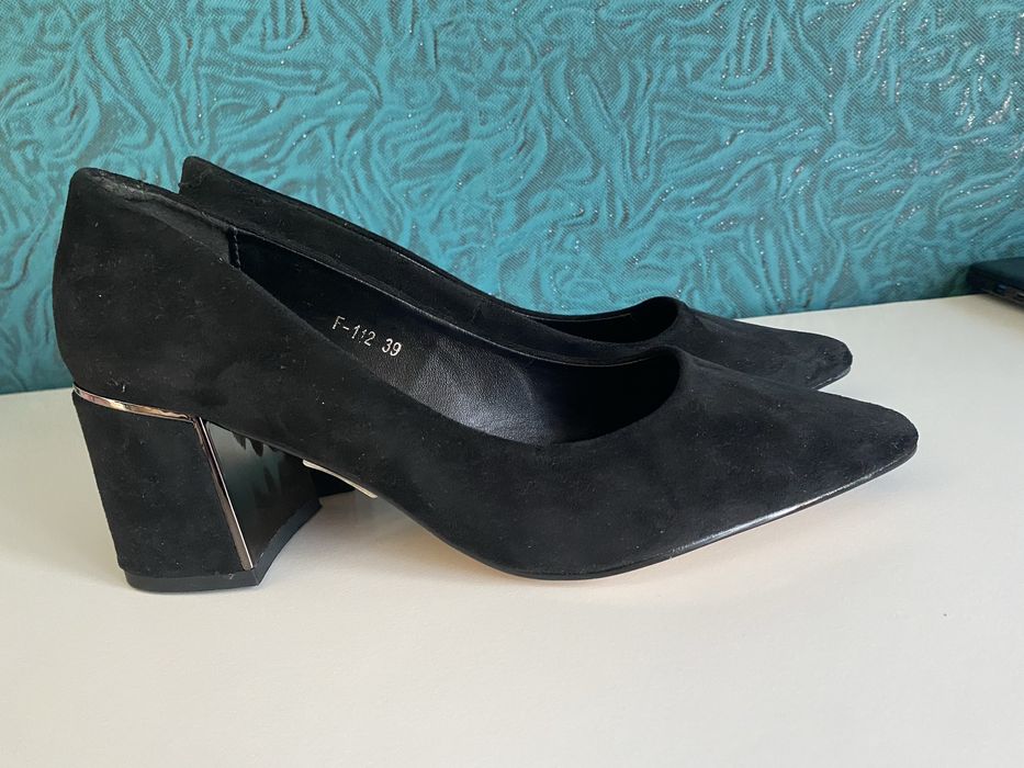 Жіночі чорні лодочки