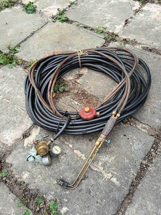 Пальник зварювальний з редуктором та компект шлангів.