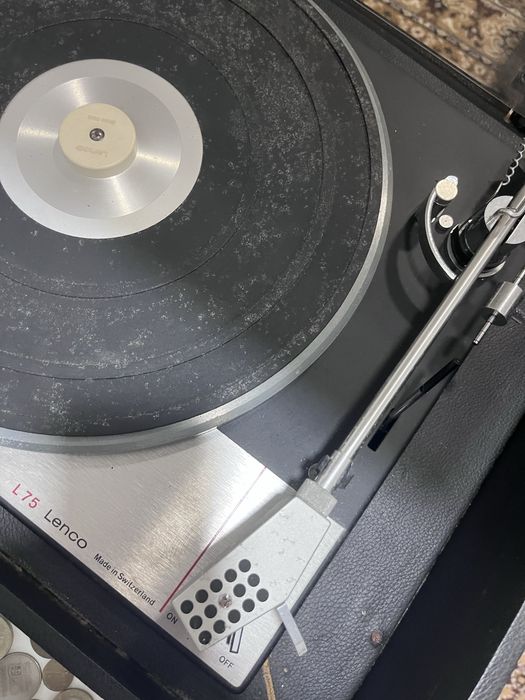 Gira discos , colunas , amplificador e rádio Lenco L75