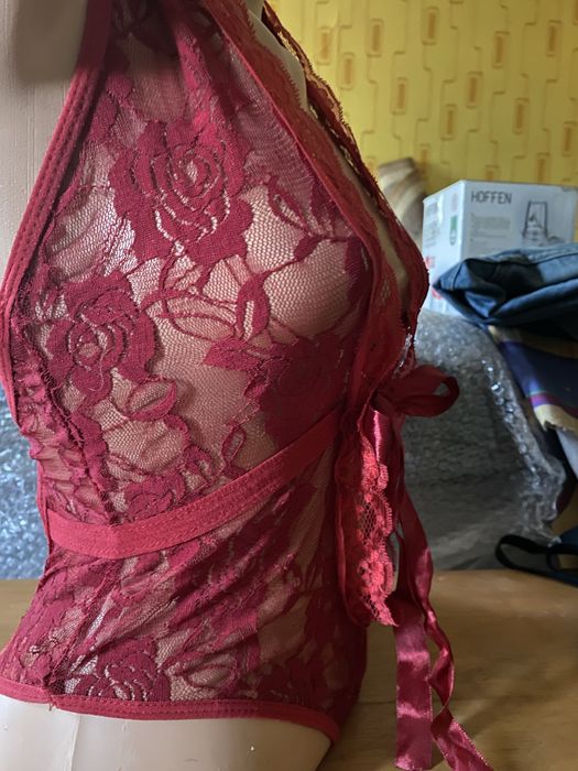 Sexy bielizna - koronkowe rubinowe body
