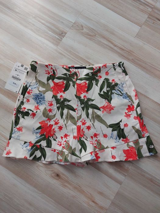 Nowe spodenki białe z falbanką w kwiaty. Roz.M. Zara