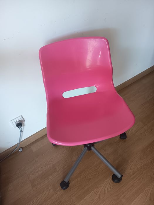 Cadeira rosa secretária