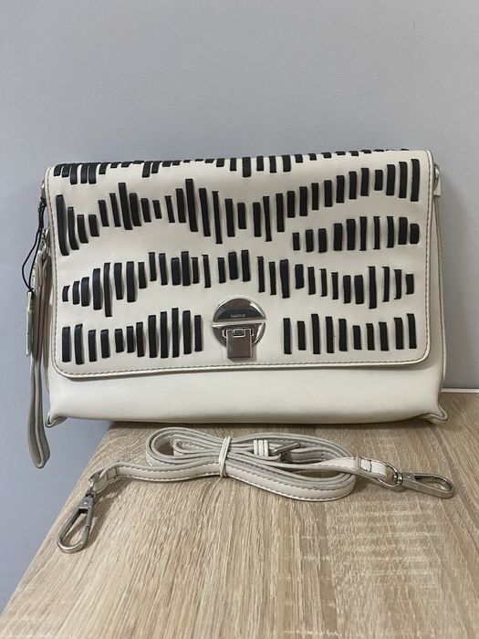 Kremowa torebka kopertówka do ręki i na ramię Parfois