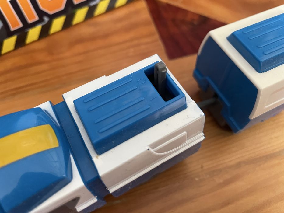 Robot trains pista e esta ao de comboios