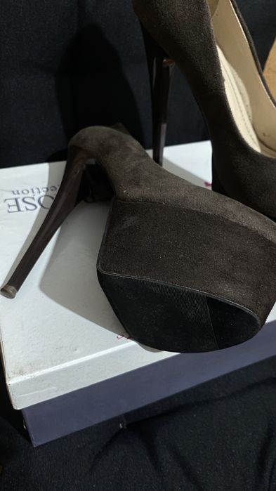 Туфлі на шпильці шоколадного кольору