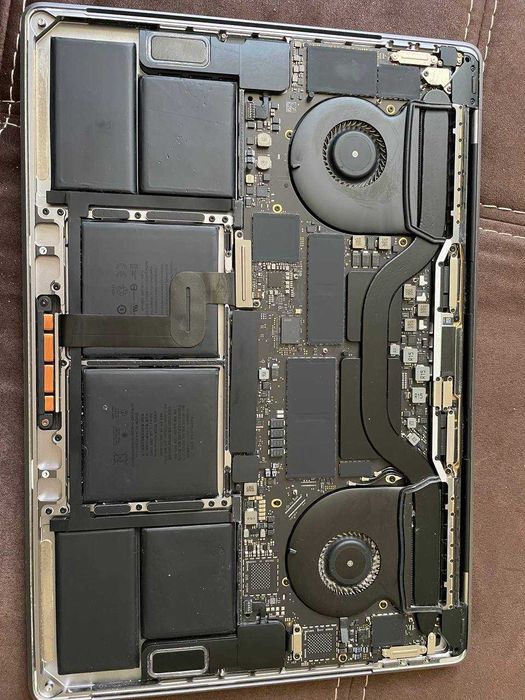 MacBook Pro 2018 під відновлення або на запчастини