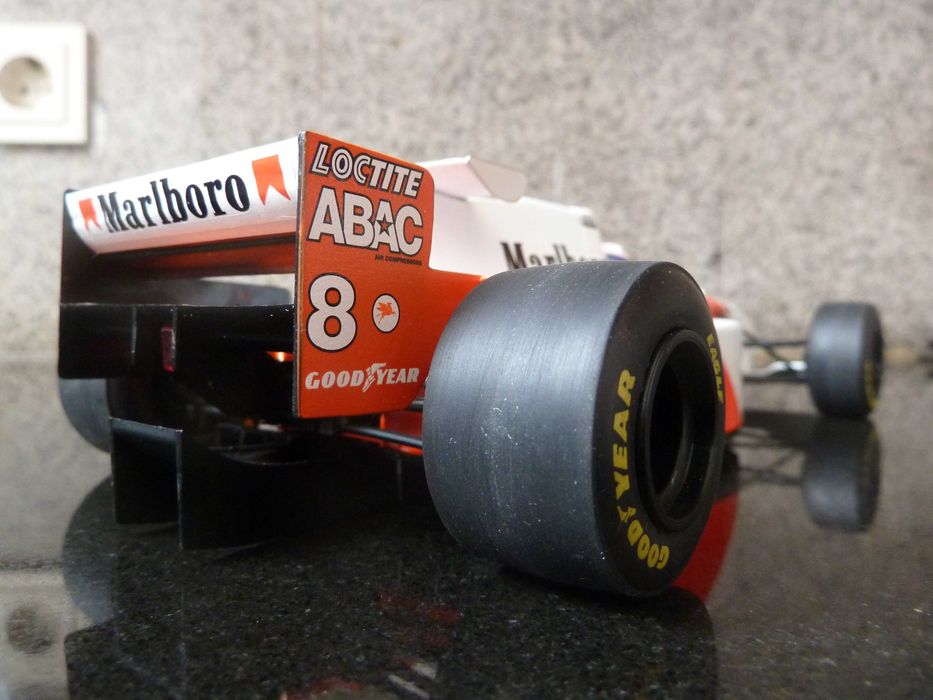 1:18 Minichamps, McLaren Mercedes MP4/10, Hakkinen, Marlboro, AutoArt
