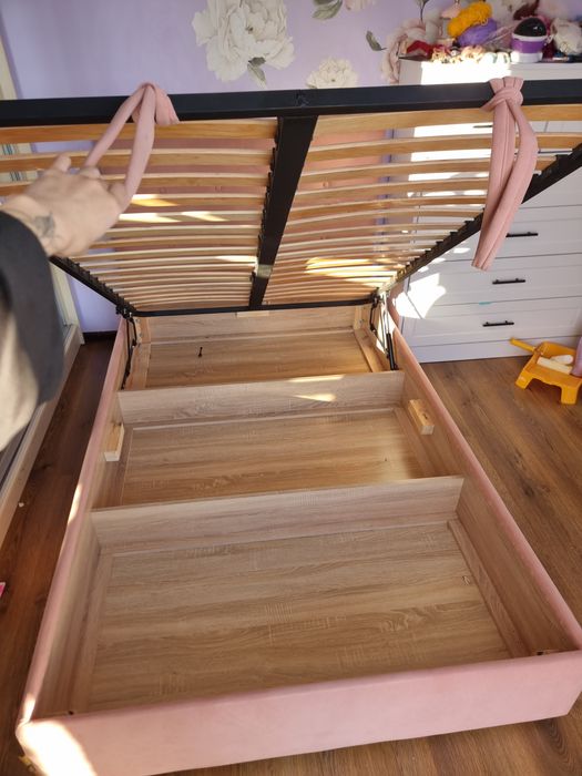 Ліжко 120/200 -спальне місце. В гарному стані. Матеріал велюр.