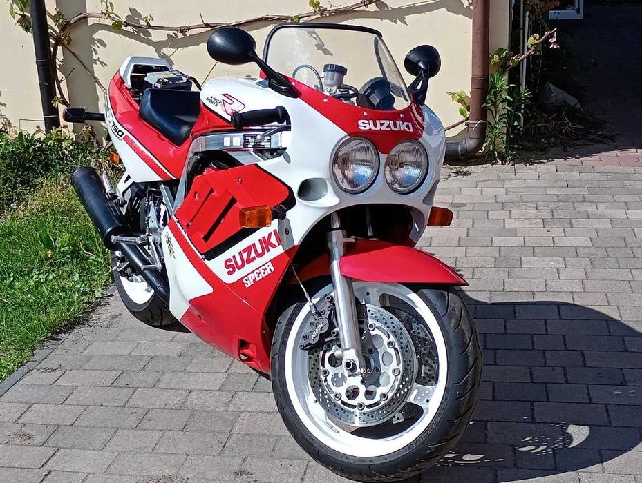 Sprzedam Suzuki GSXR 750j z 1988 org.lakier  jedyny taki w kraju - dwa wydechy , nakładka na tylne siedzenie