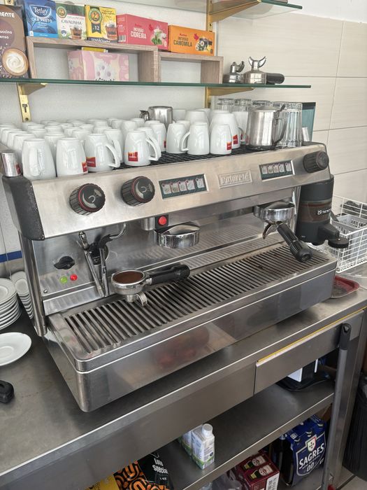 Máquina de café e moinho