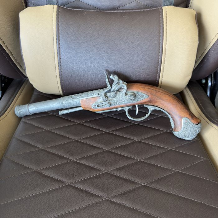 Pistola flintlock antiga ornamentada – peça decorativa