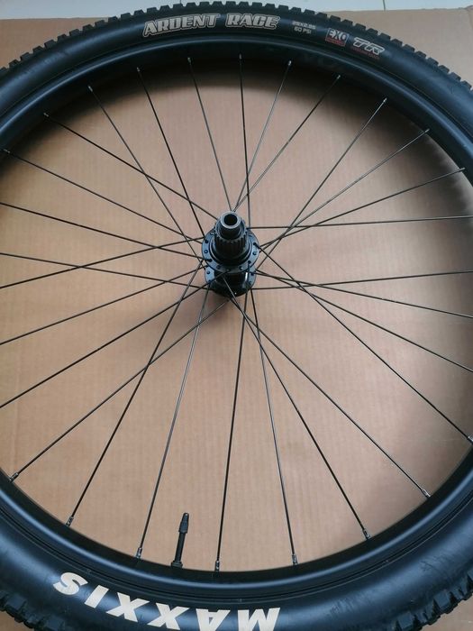 Rodas Bontrager TR 29"x25 center lock cubo shimano MS 12V com pneus.