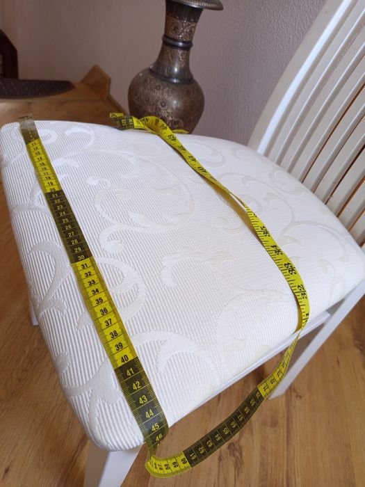 Крісло біле дерев'яне у вітальню,кухню