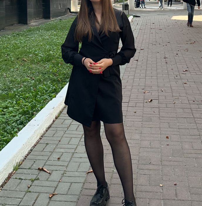 Сукня чорна на запах