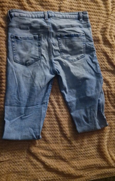 Spodnie Jensowe z dziurami na kolanach