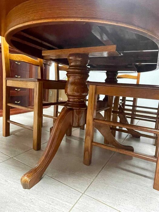 Conjunto de mesa de jantar oval, em carvalho com pé de galo, extensivel e cadeiras