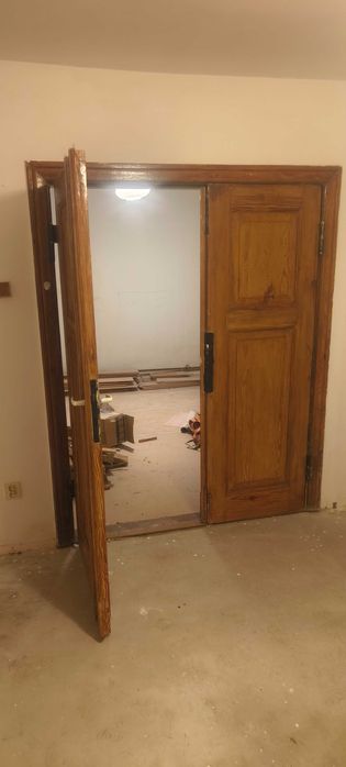 Drzwi wewnętrzne dwuskrzydłowe.