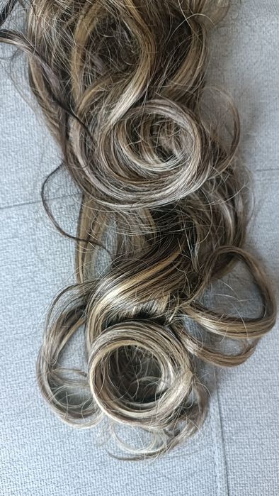Sztuczne włosy kucyk ciemny blond baleyage